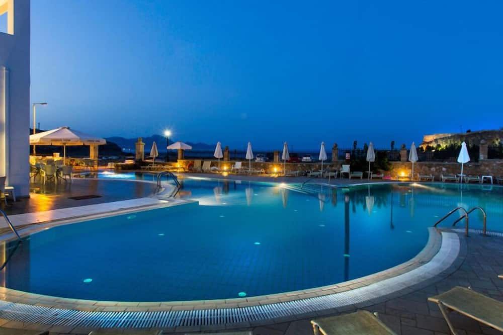 حوض السباحة