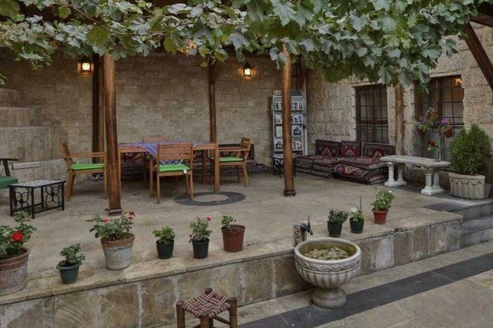 شرفة مرصوفة
