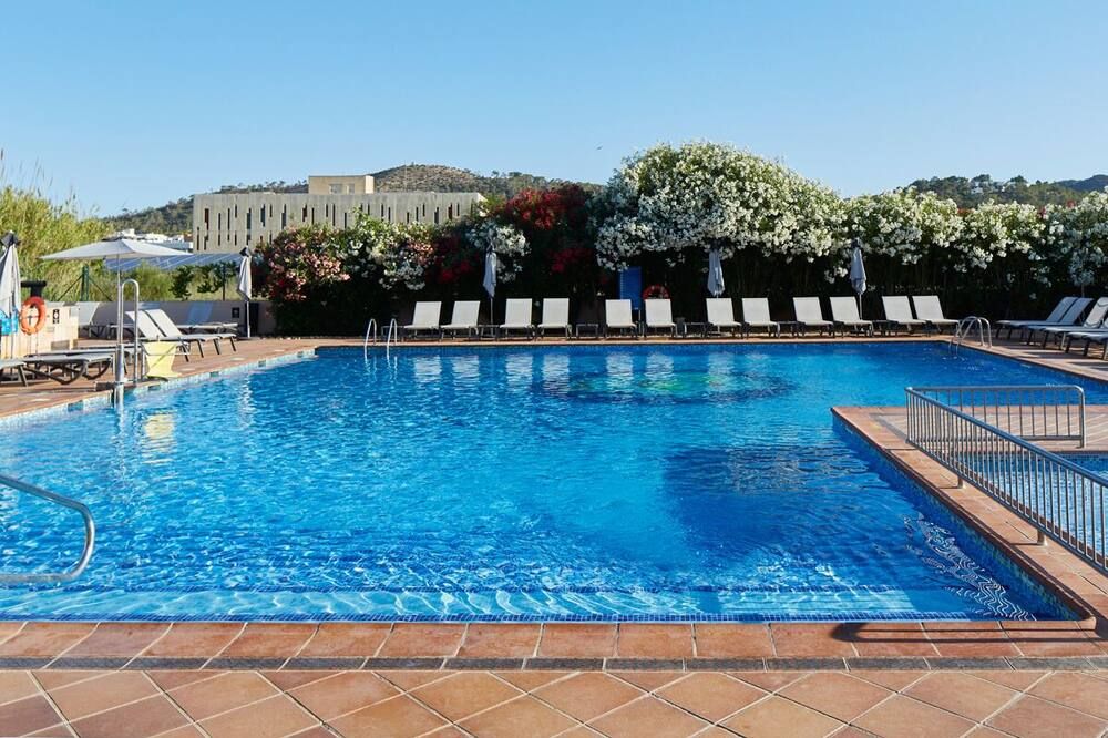 حوض السباحة