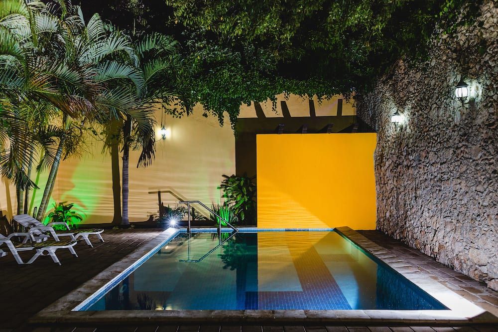 حوض السباحة