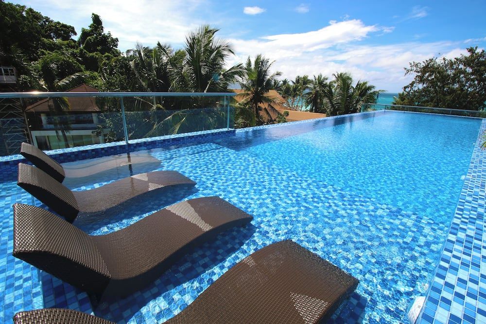 حوض السباحة