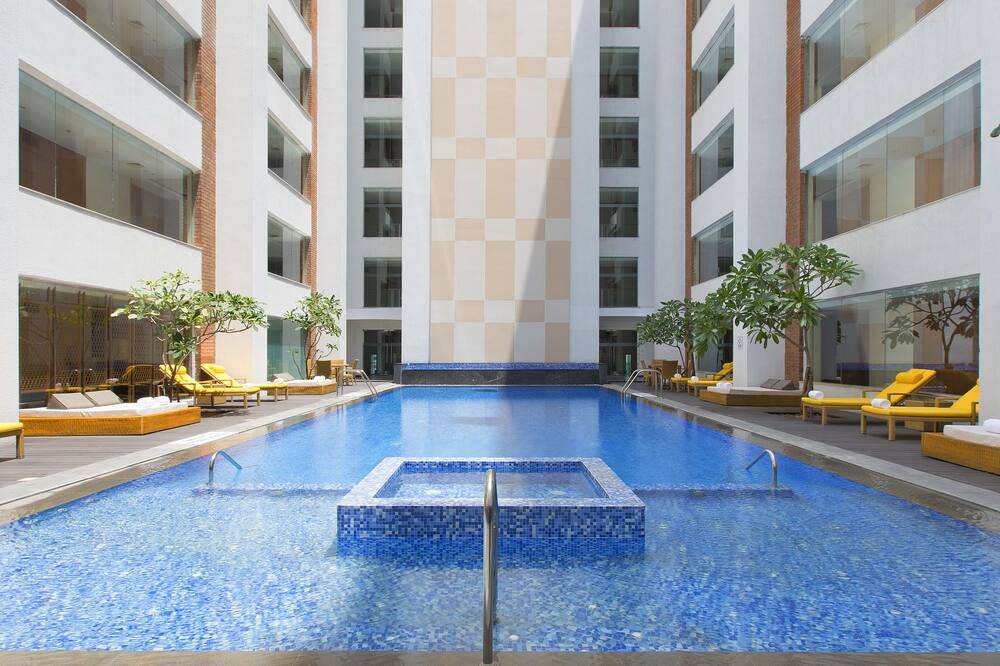 حوض السباحة