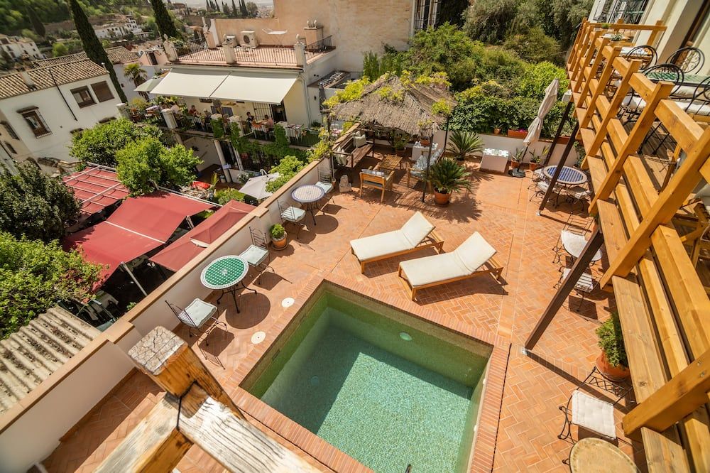 حوض السباحة