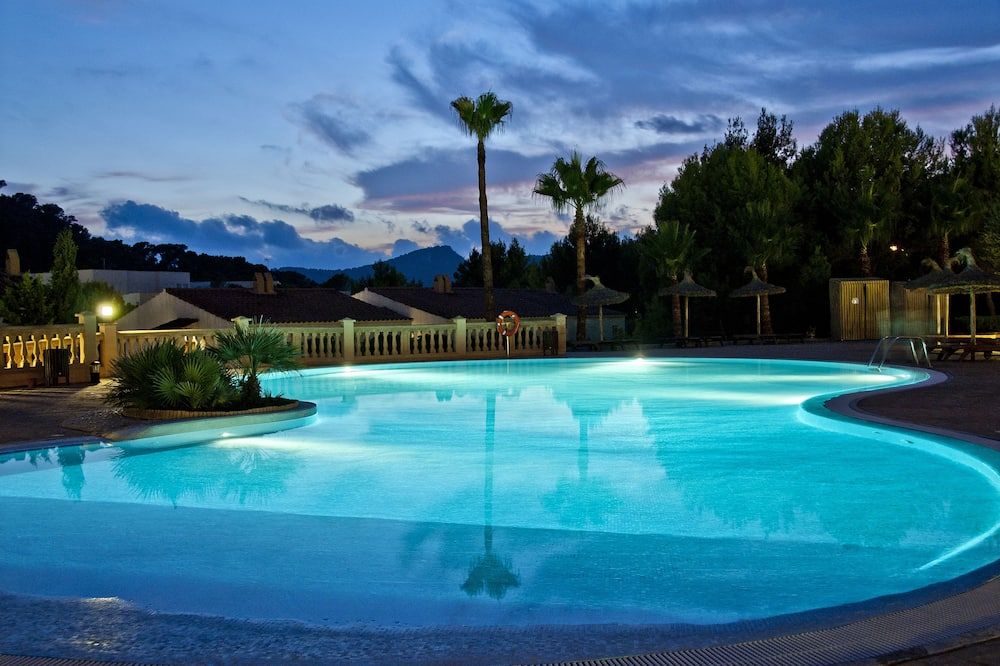 حوض السباحة