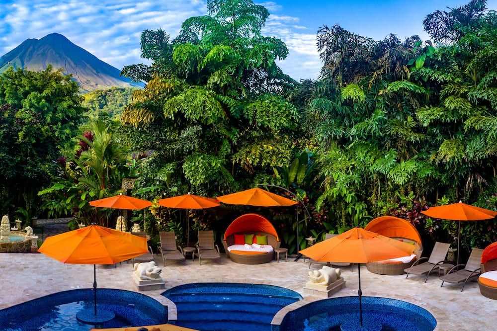 حوض السباحة