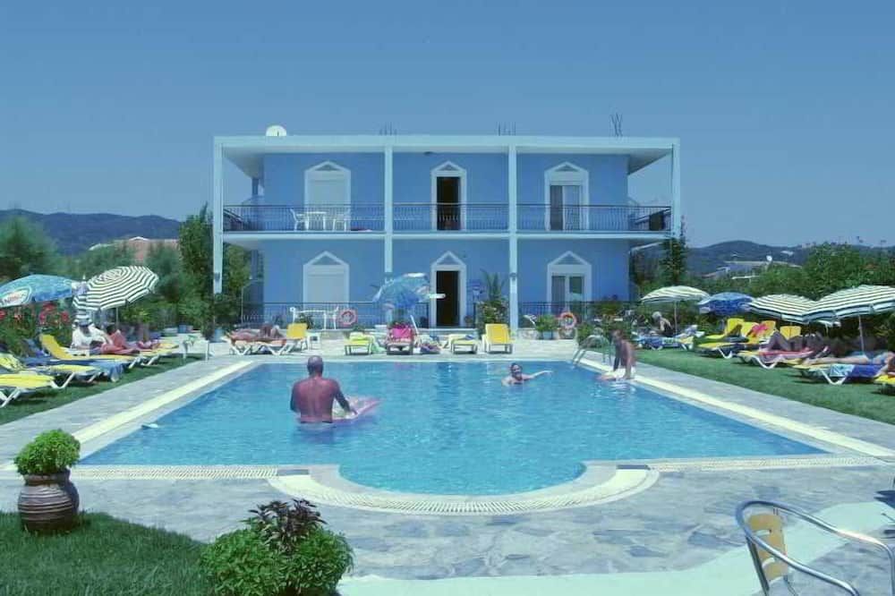 حوض السباحة