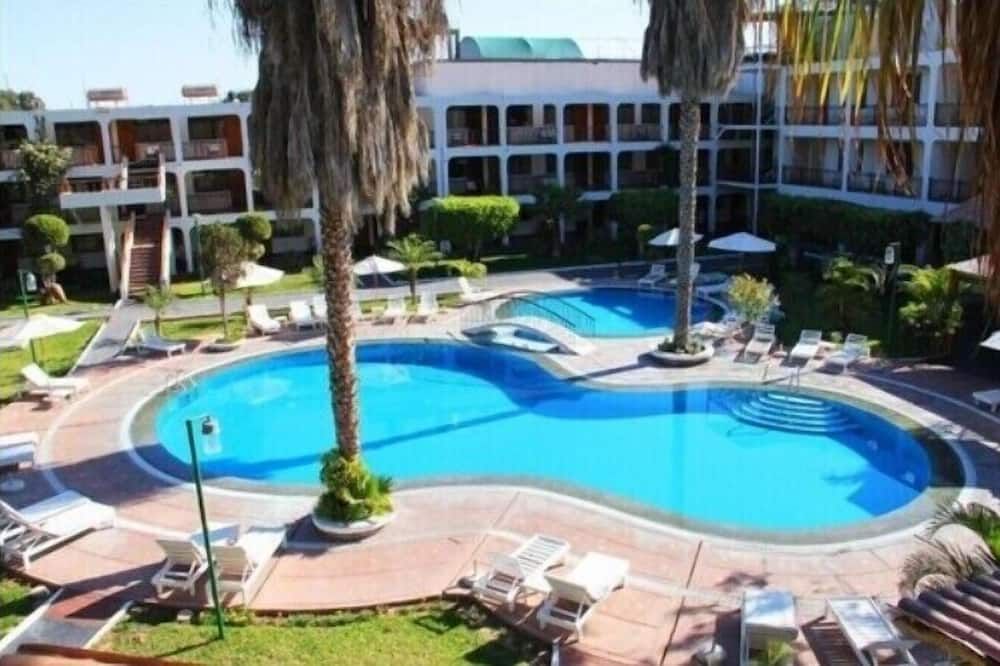 حوض السباحة