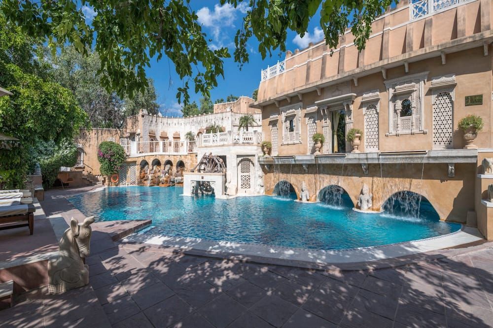 حوض السباحة