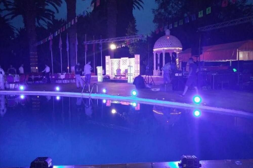 حوض السباحة