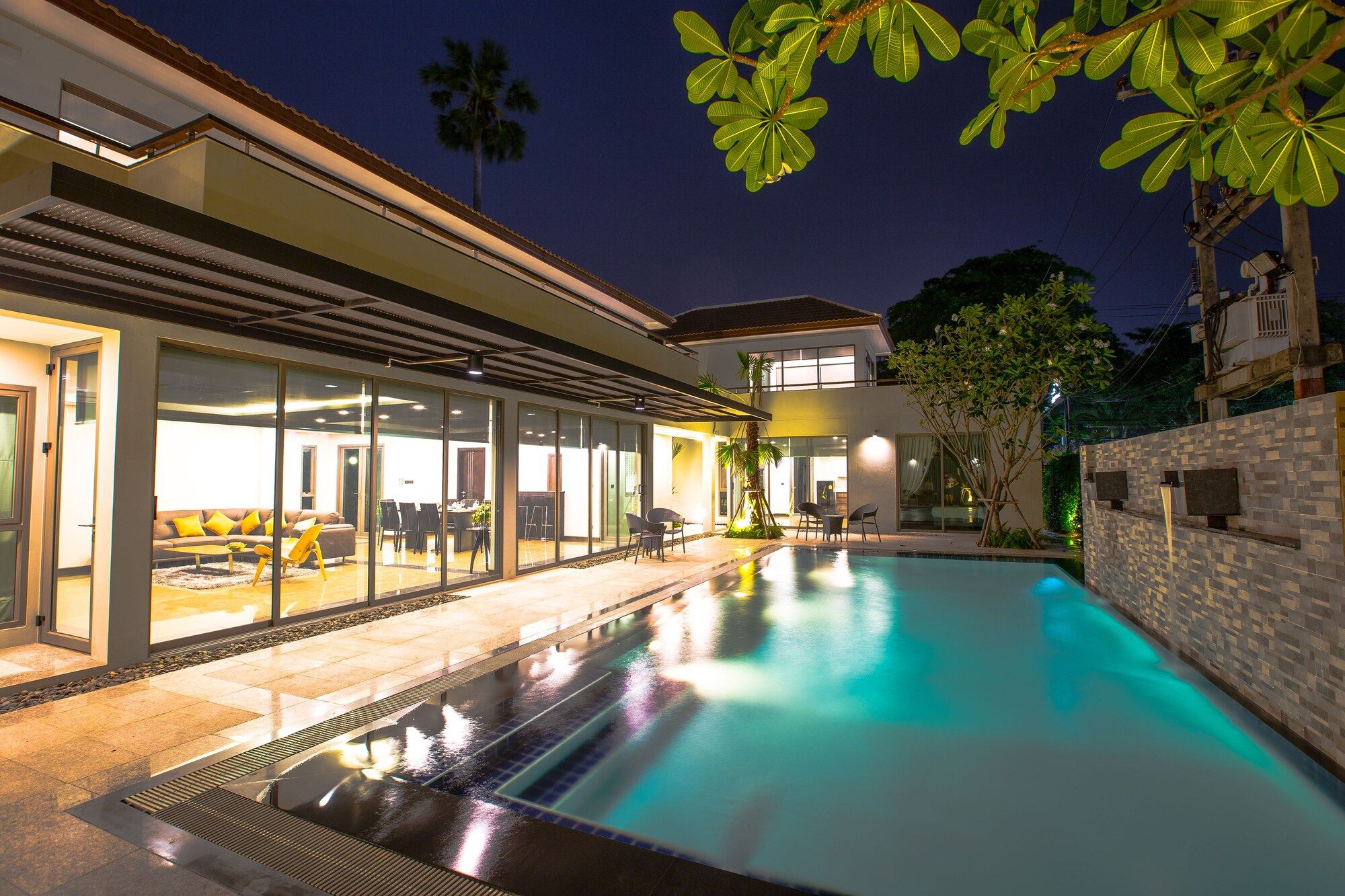 حوض السباحة