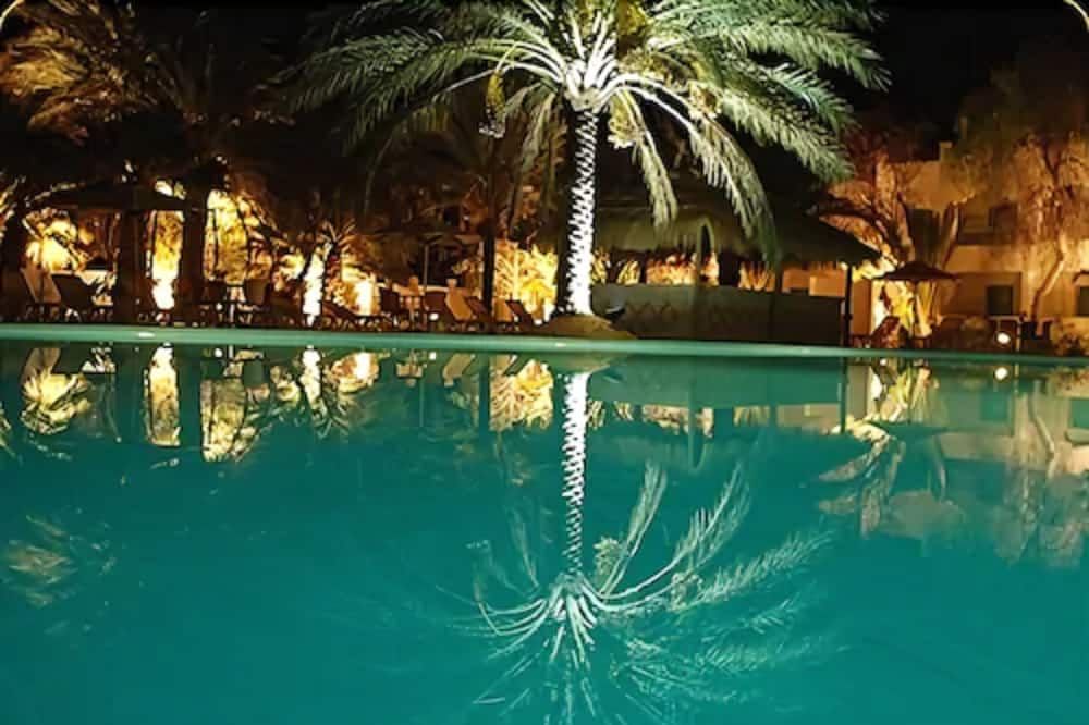 حوض السباحة