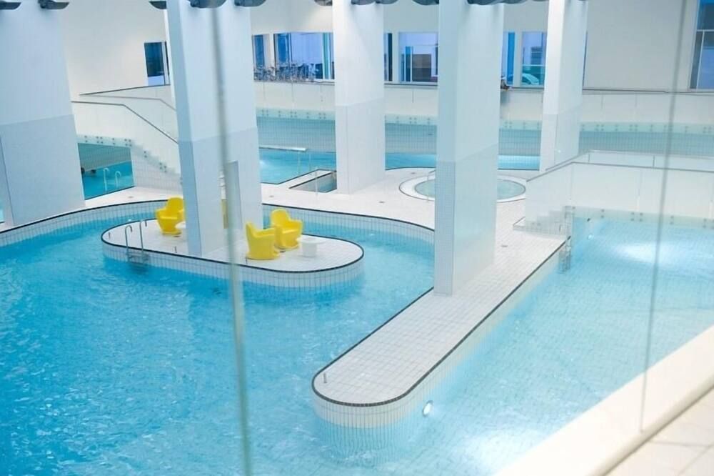 حوض السباحة