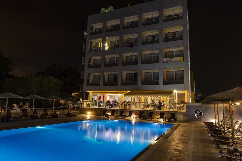 حوض السباحة صورة