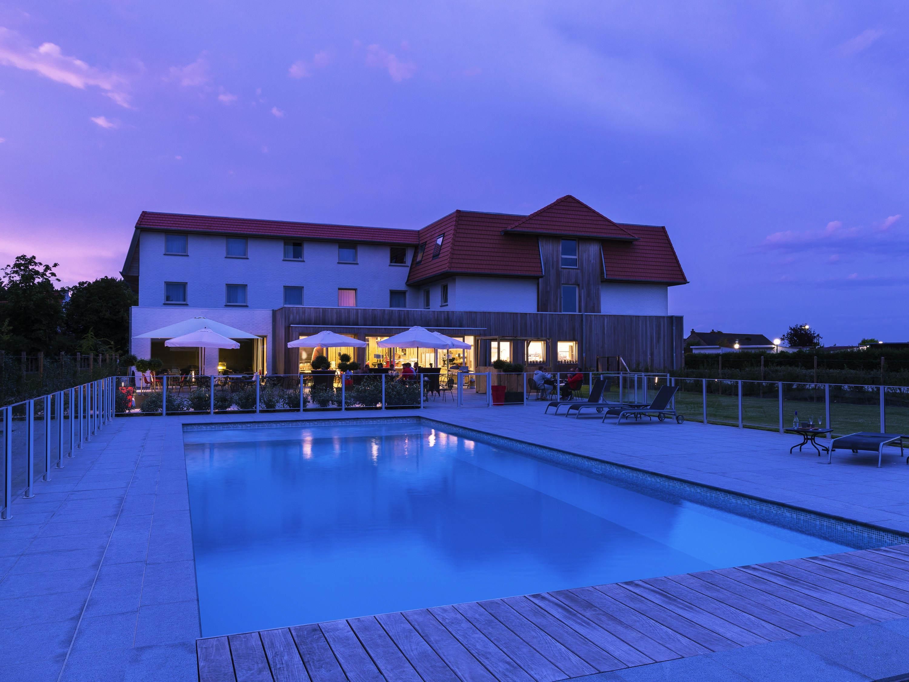 حوض السباحة صورة