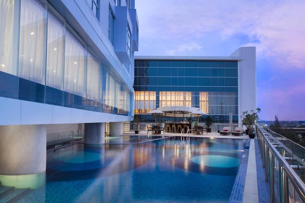 حوض السباحة