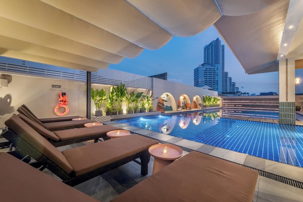 حوض السباحة