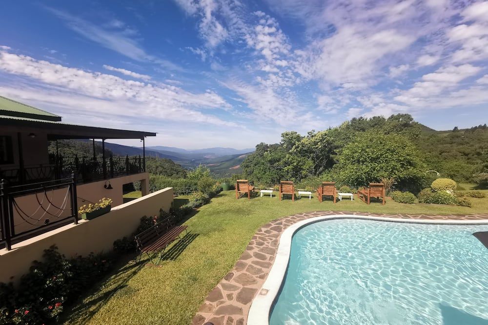 حوض السباحة