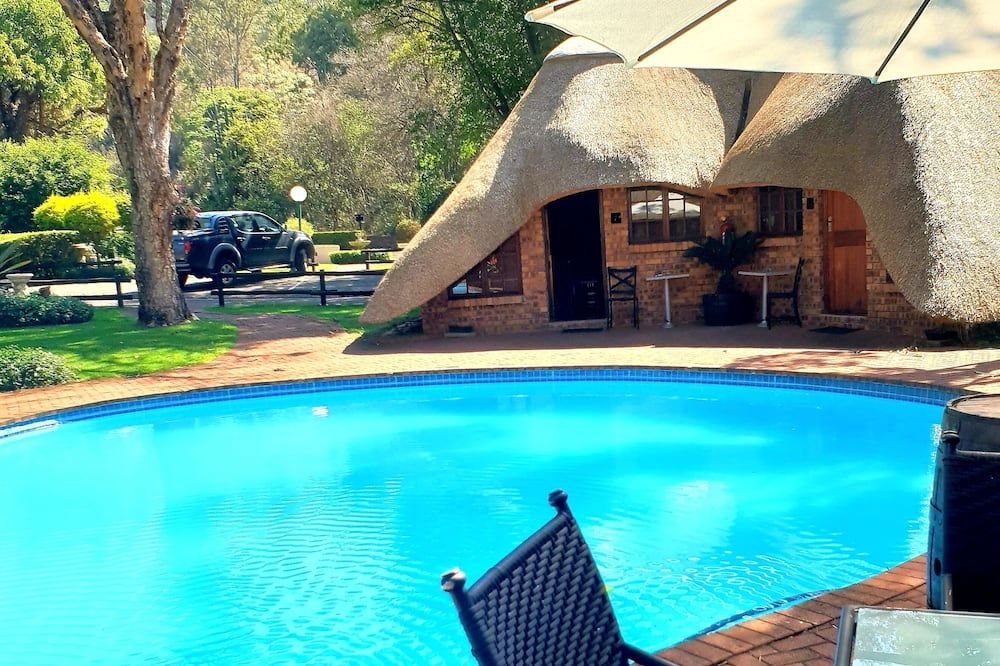 حوض السباحة