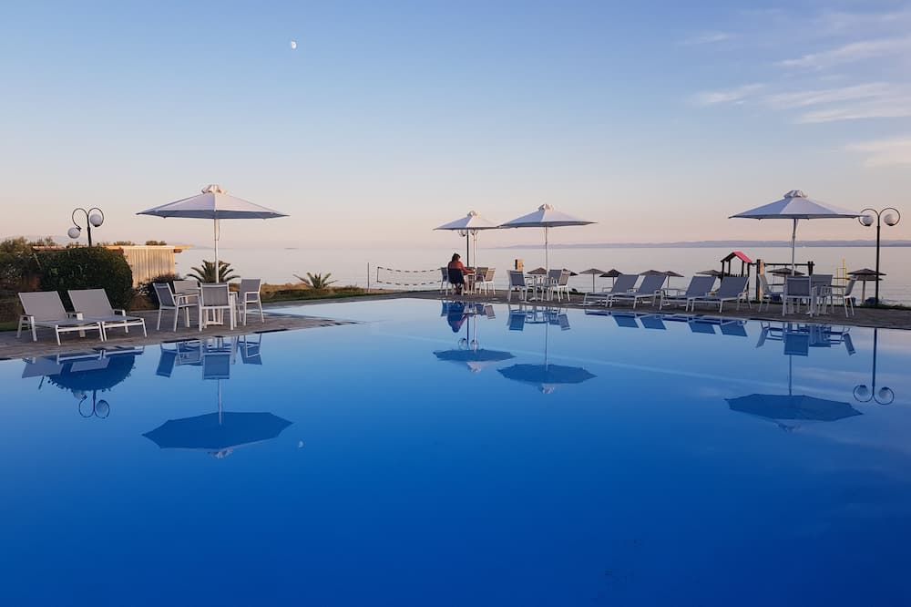 حوض السباحة