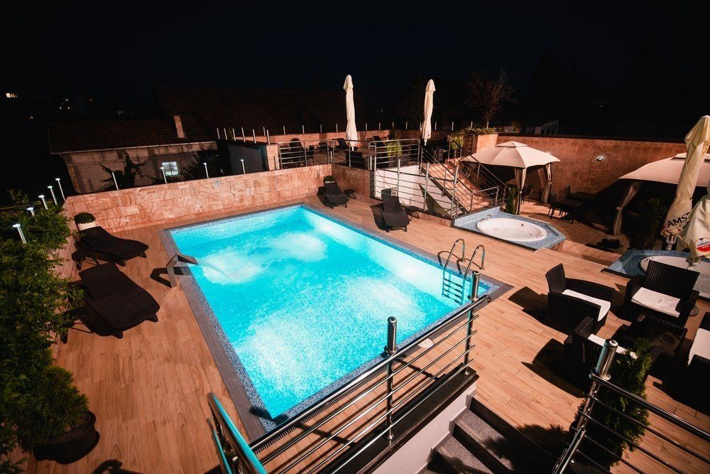 حوض السباحة