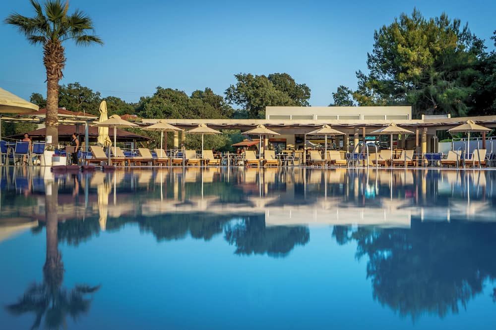 حوض السباحة