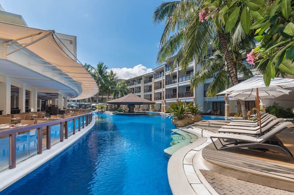 حوض السباحة