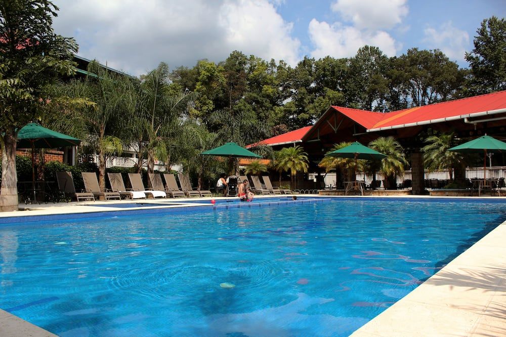 حوض السباحة