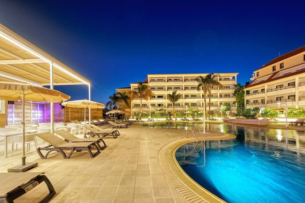 حوض السباحة