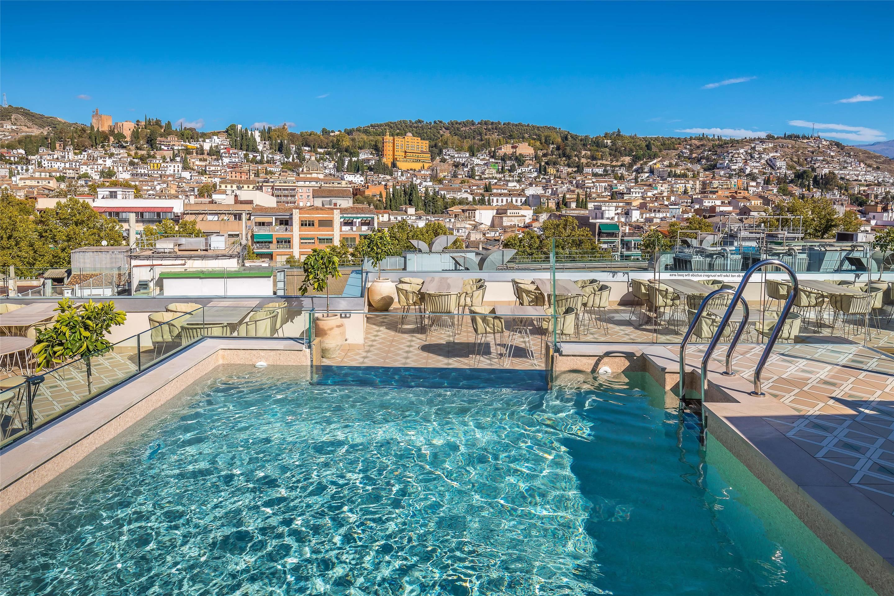 حوض السباحة