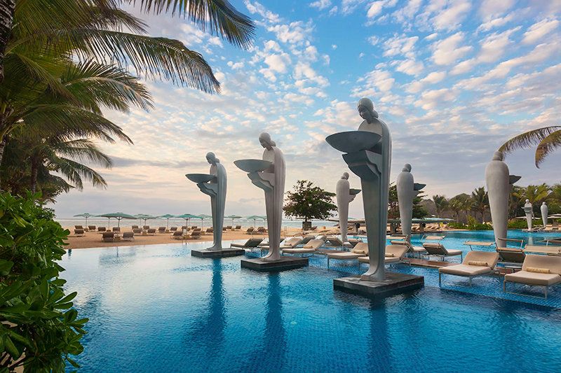 حوض السباحة