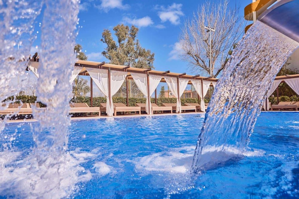 حوض السباحة