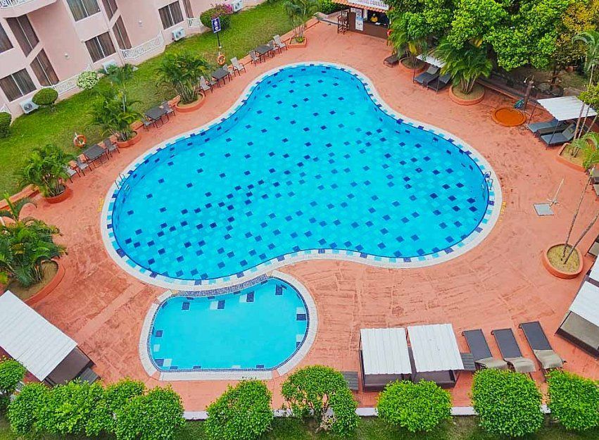 حوض السباحة