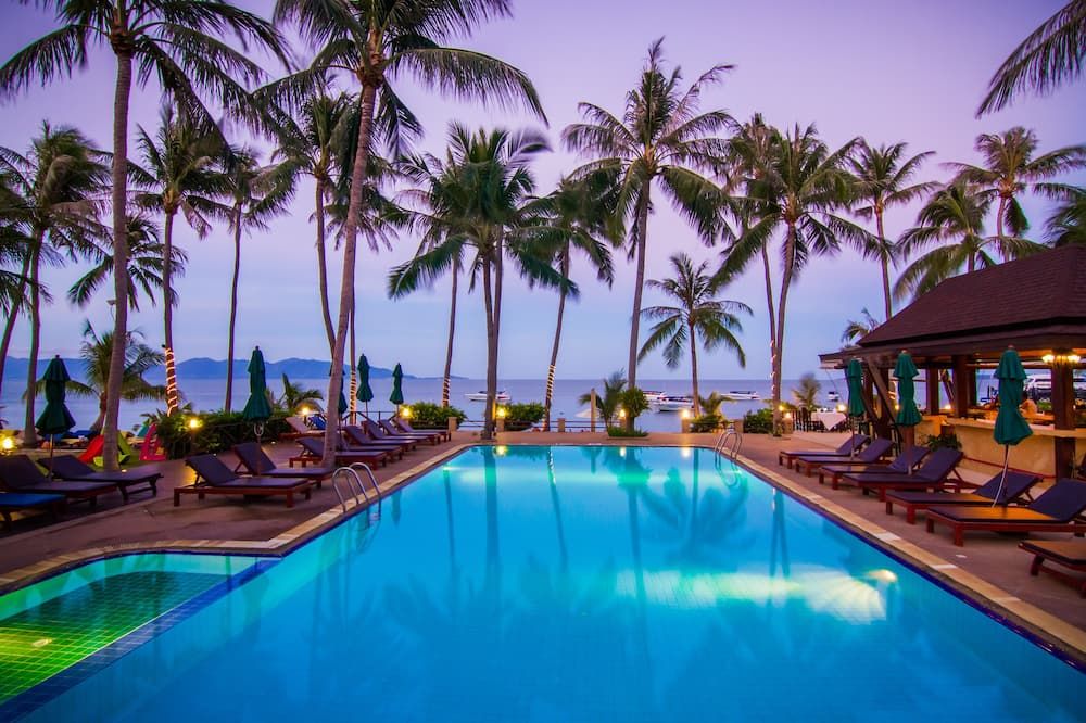 حوض السباحة