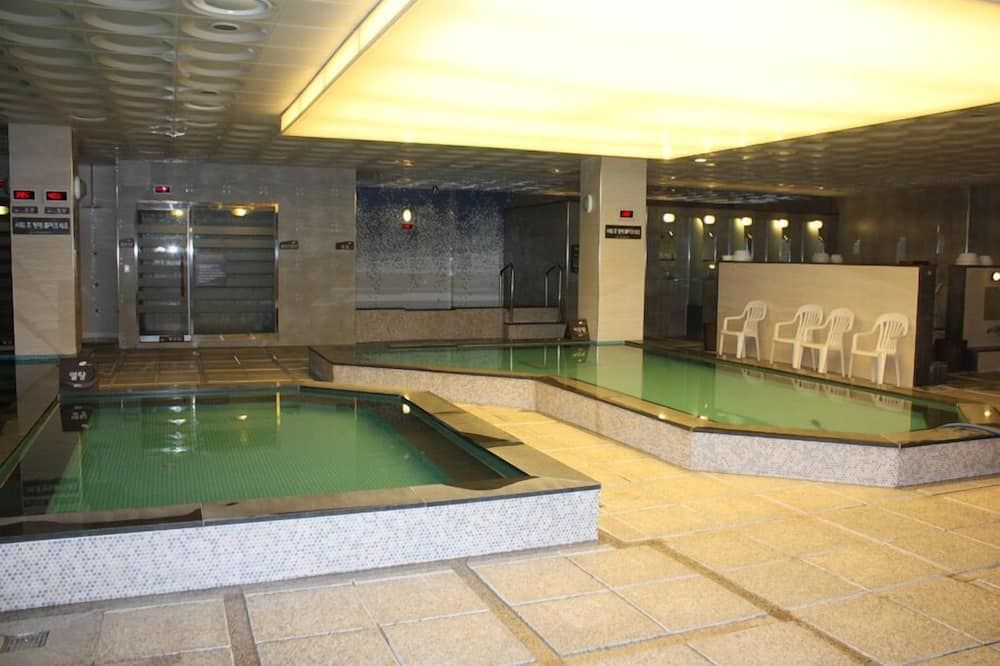 حوض السباحة