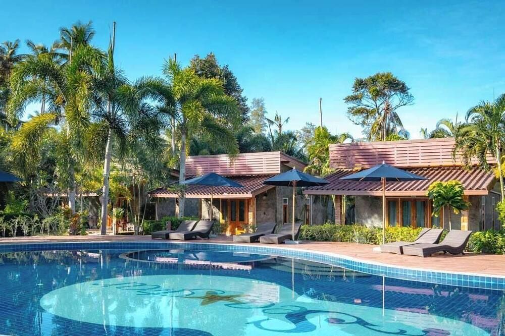 حوض السباحة