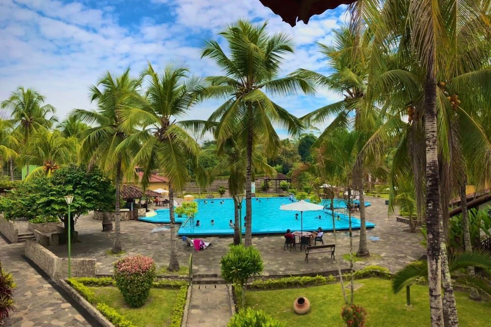 حوض السباحة