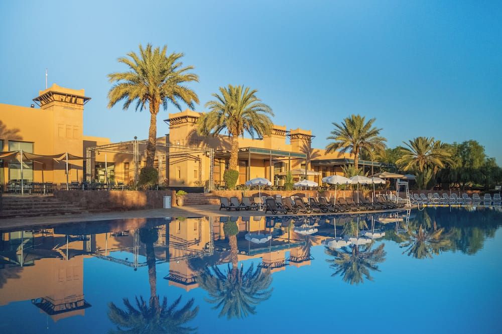 حوض السباحة