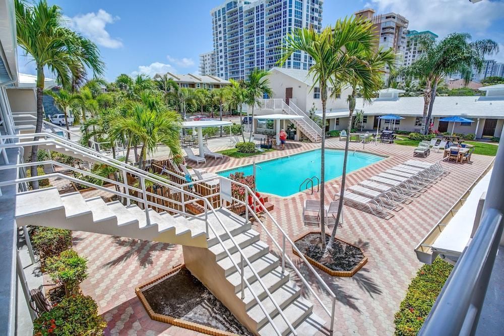 حوض السباحة