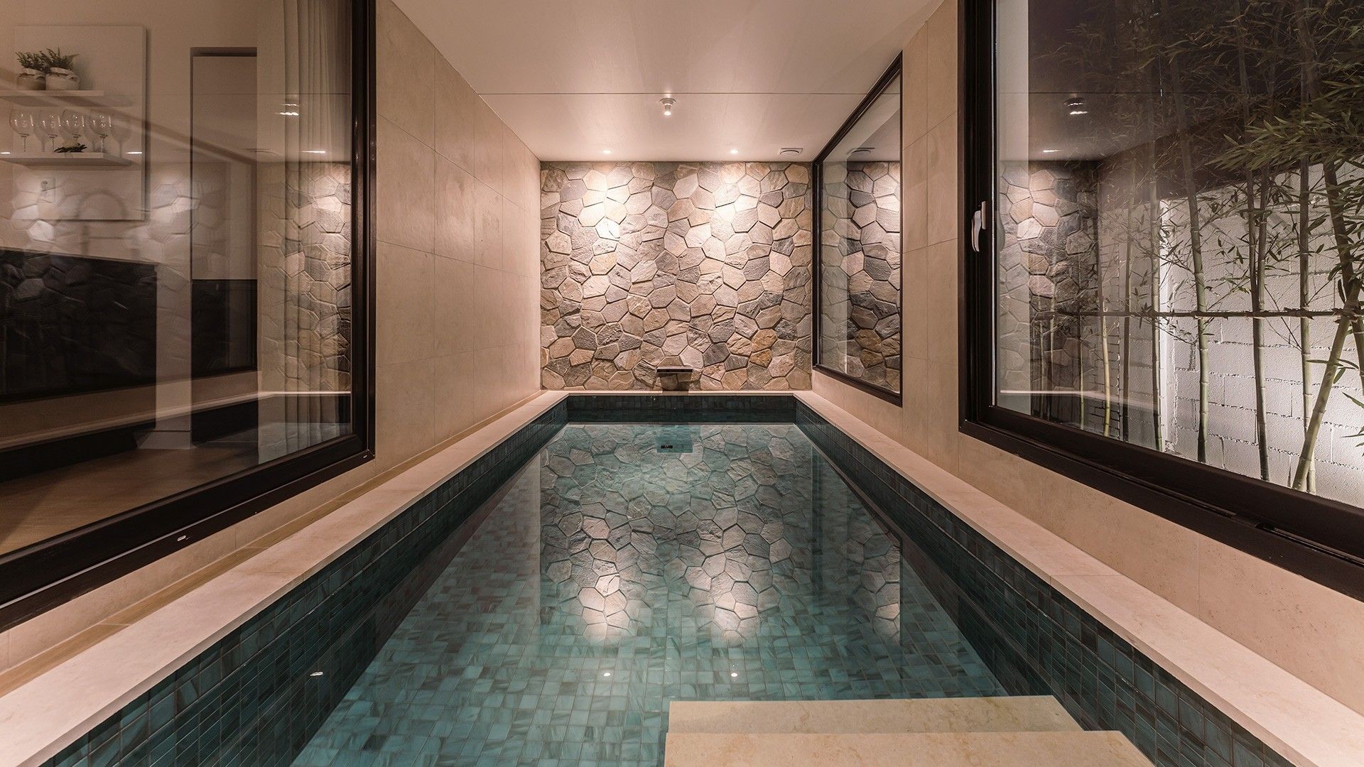 حوض السباحة