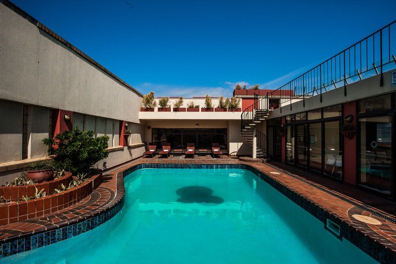 حوض السباحة