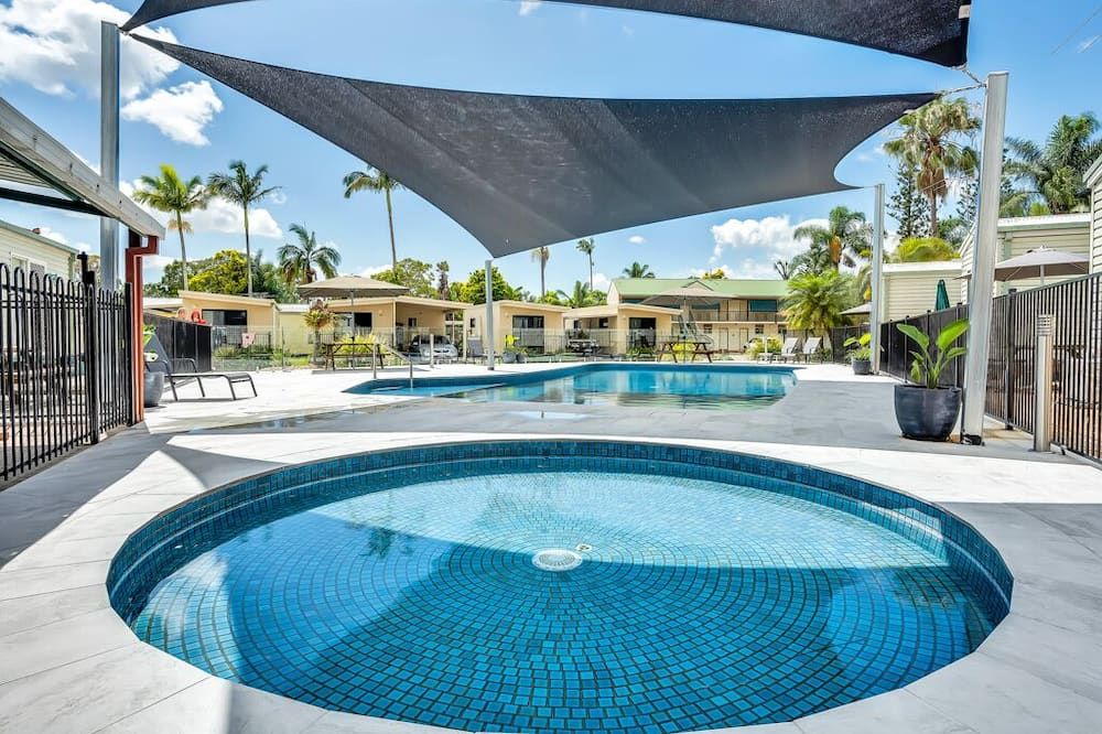 حوض السباحة