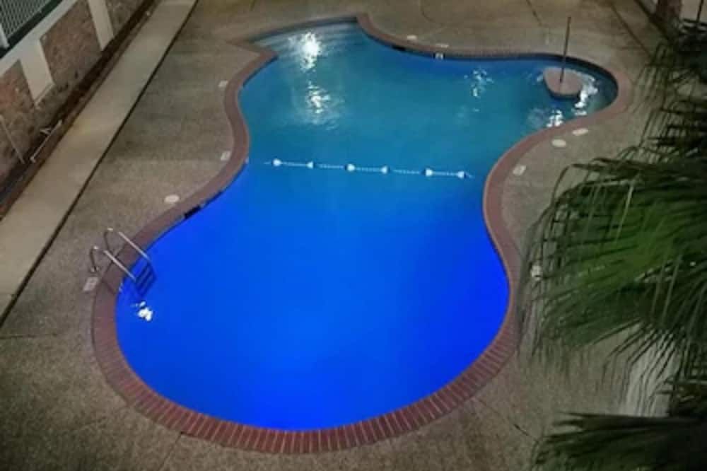 حوض السباحة
