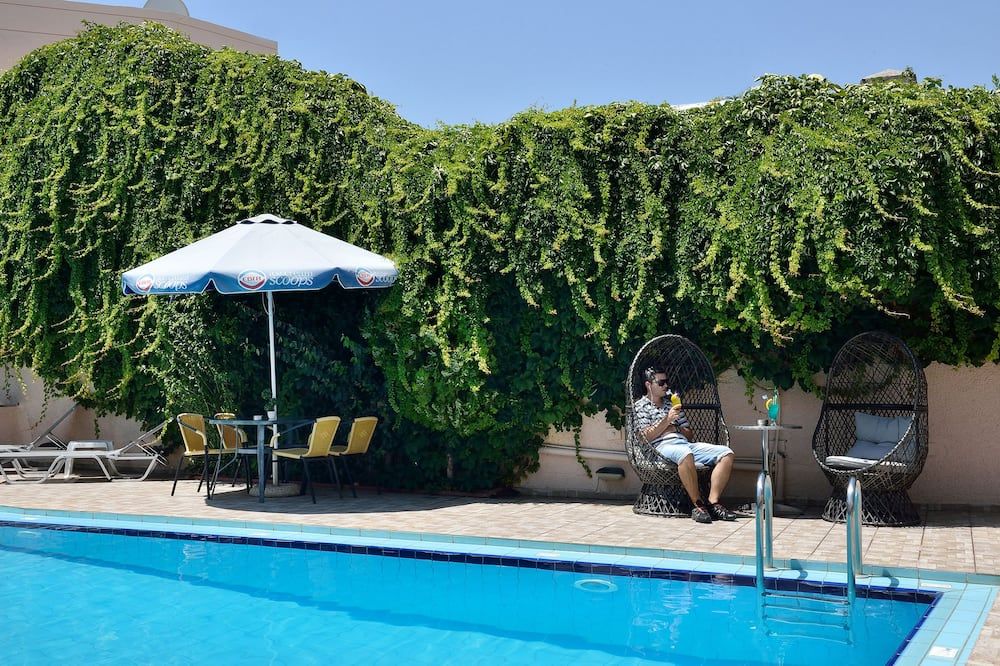 حوض السباحة