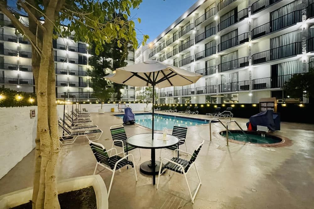 حوض السباحة