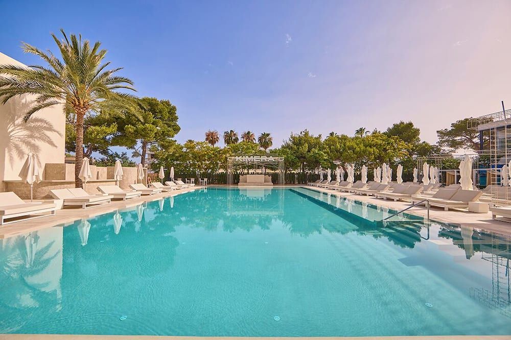 حوض السباحة