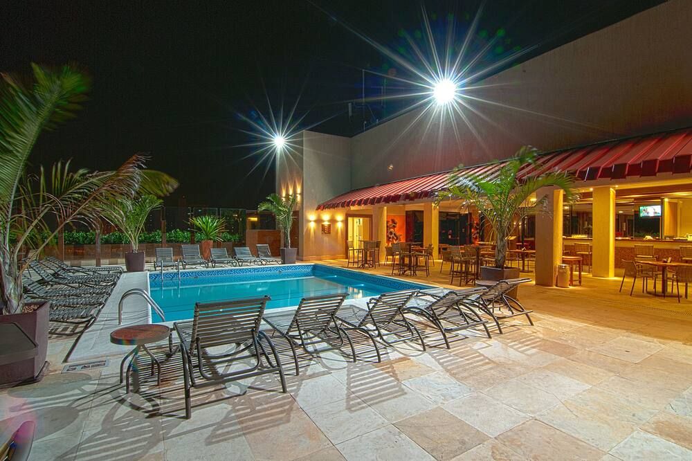 حوض السباحة