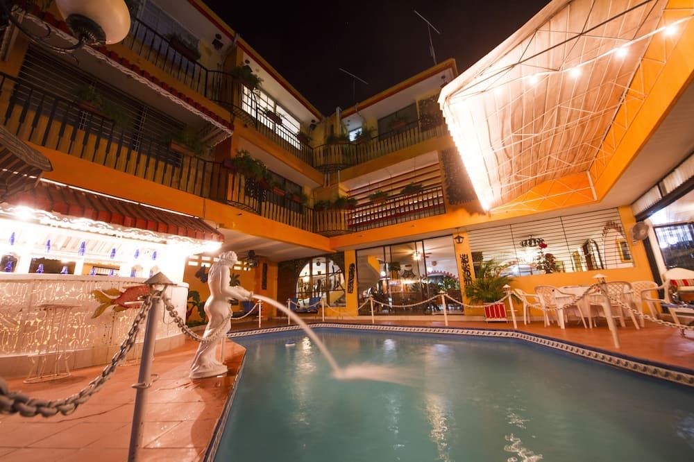 حوض السباحة