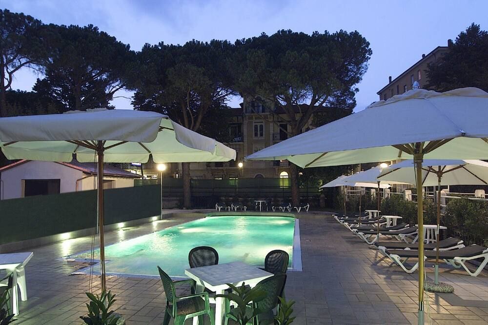 حوض السباحة