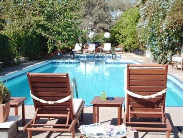 حوض السباحة