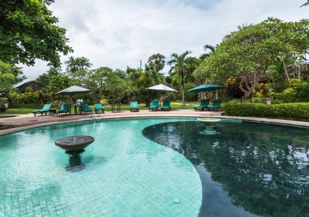 حوض السباحة